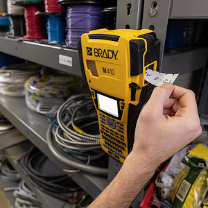 Brady M410 mit Halterung