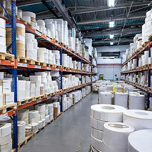 Lager mit Rohmaterial und fertigen Etikettenrollen