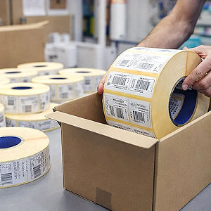 Verpackung fertiger Etikettenrollen im Lohndruck