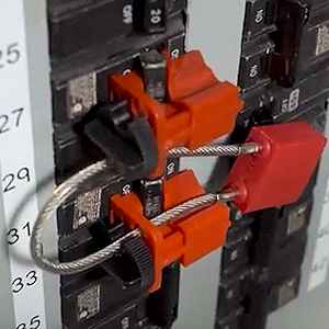 Universal-Verreglung f&uuml;r mehrpolige Schutzschalter